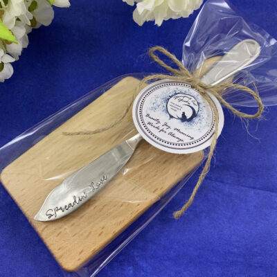 Spreader knife and serving board gift set
